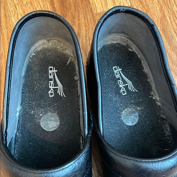 Dansko XP 2.0 Black Floral Tooled Leather Clogs Size 41 or 10.5 Women GUC - Picture 2 of 7